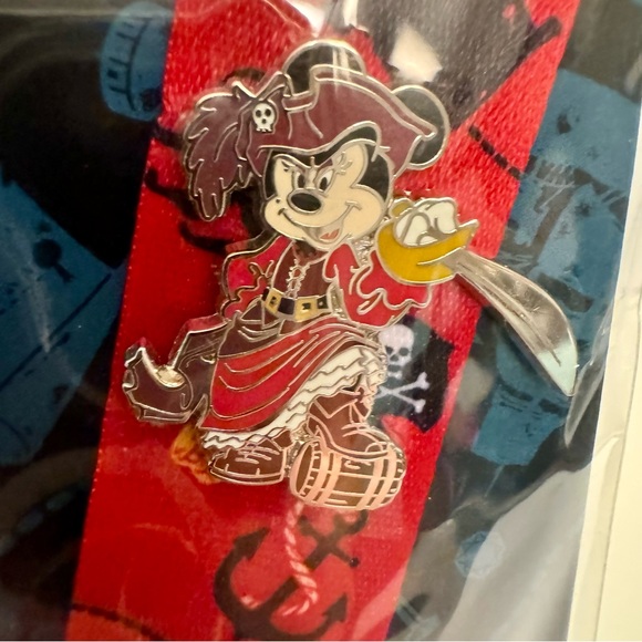 NWT. Disney 4 pin set plus lanyard. Pirates of the Caribbean theme - Picture 4 of 13